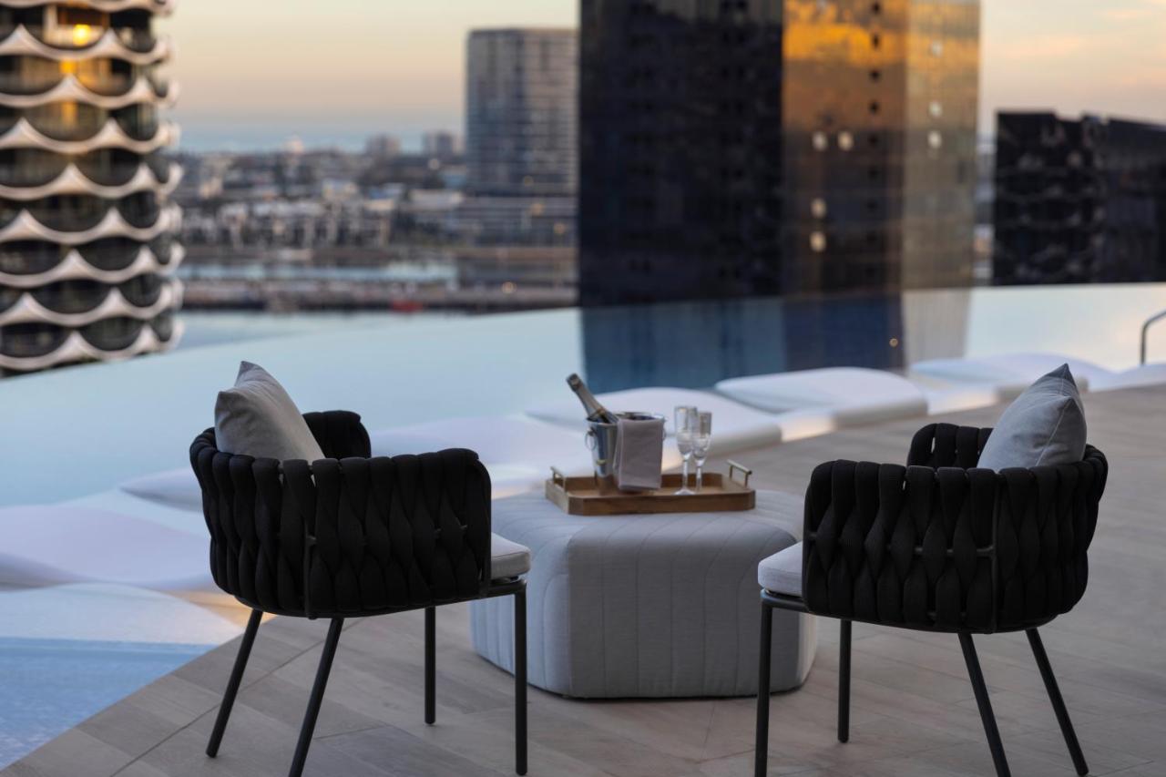 Melbourne Marriott Hotel Docklands المظهر الخارجي الصورة The rooftop bar at the Ritz-Carlton, Melbourne