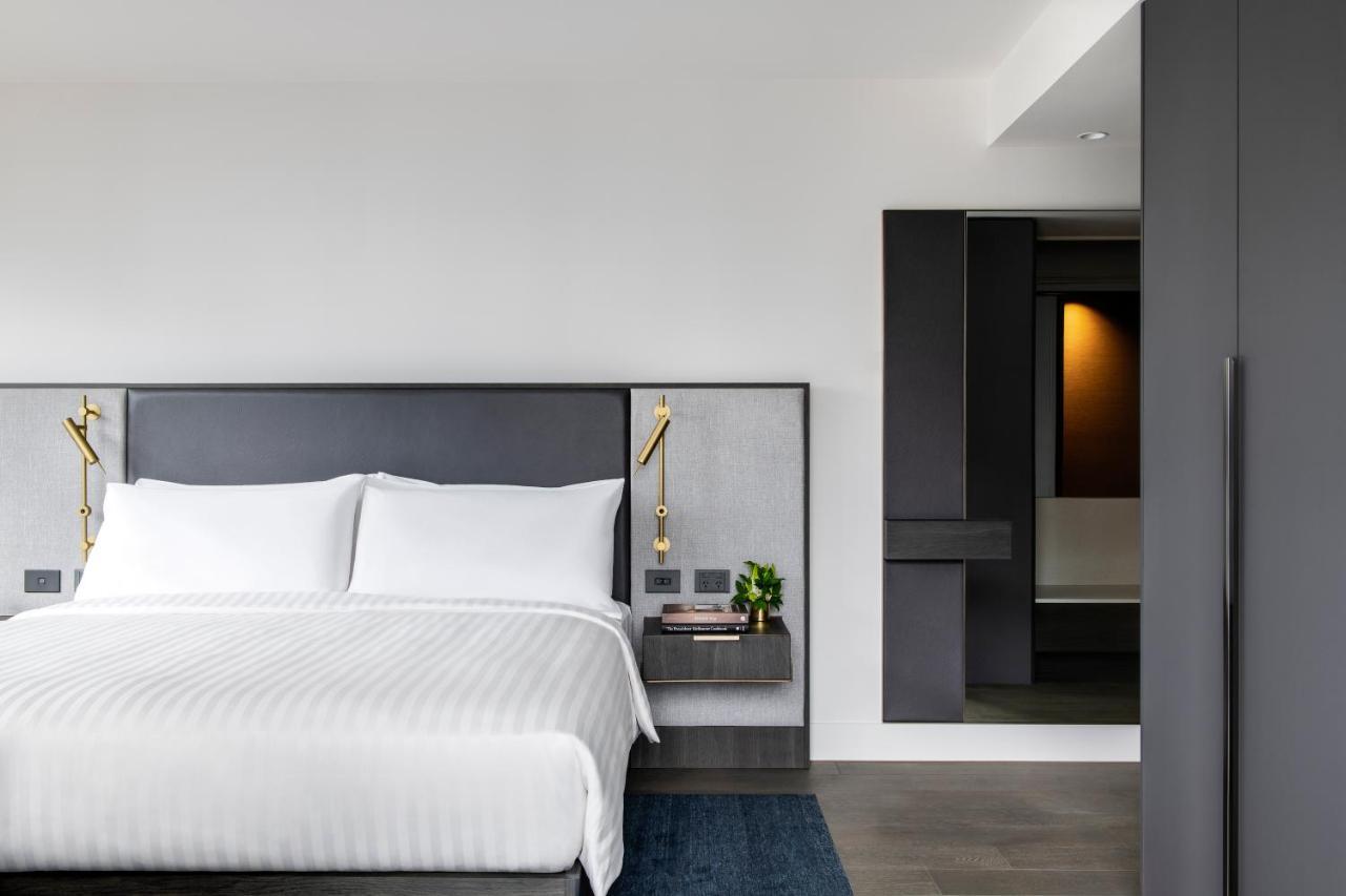 Melbourne Marriott Hotel Docklands المظهر الخارجي الصورة A bedroom at the hotel