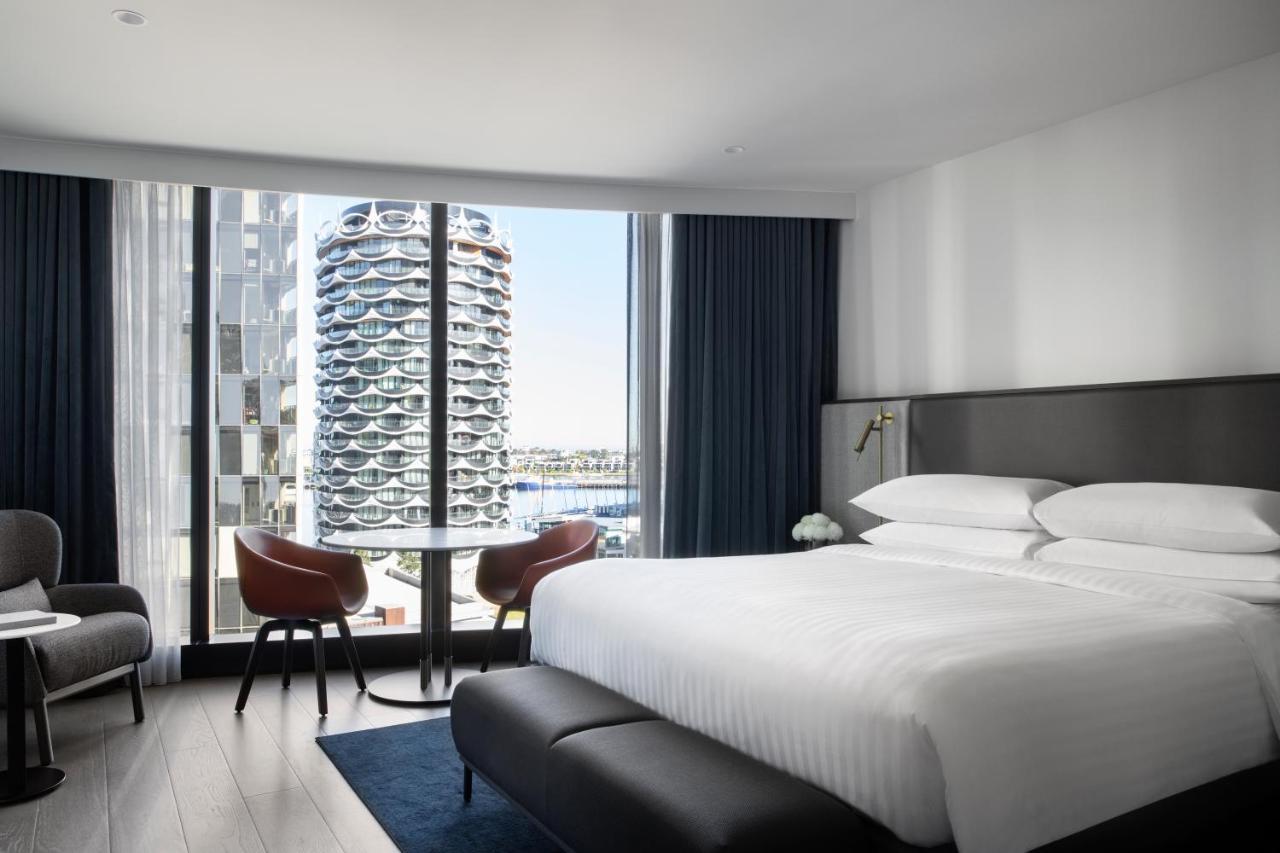 Melbourne Marriott Hotel Docklands المظهر الخارجي الصورة A guest room at the hotel