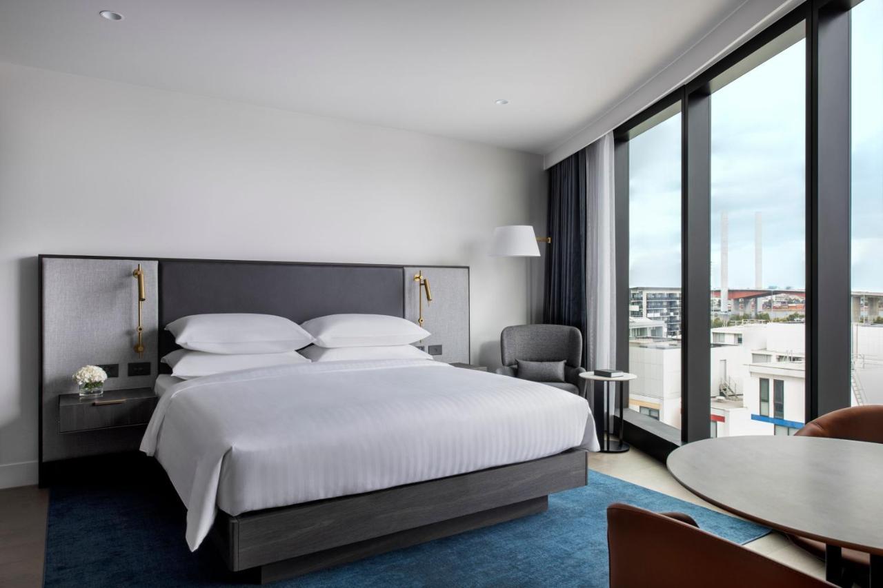 Melbourne Marriott Hotel Docklands المظهر الخارجي الصورة A guest room at the hotel