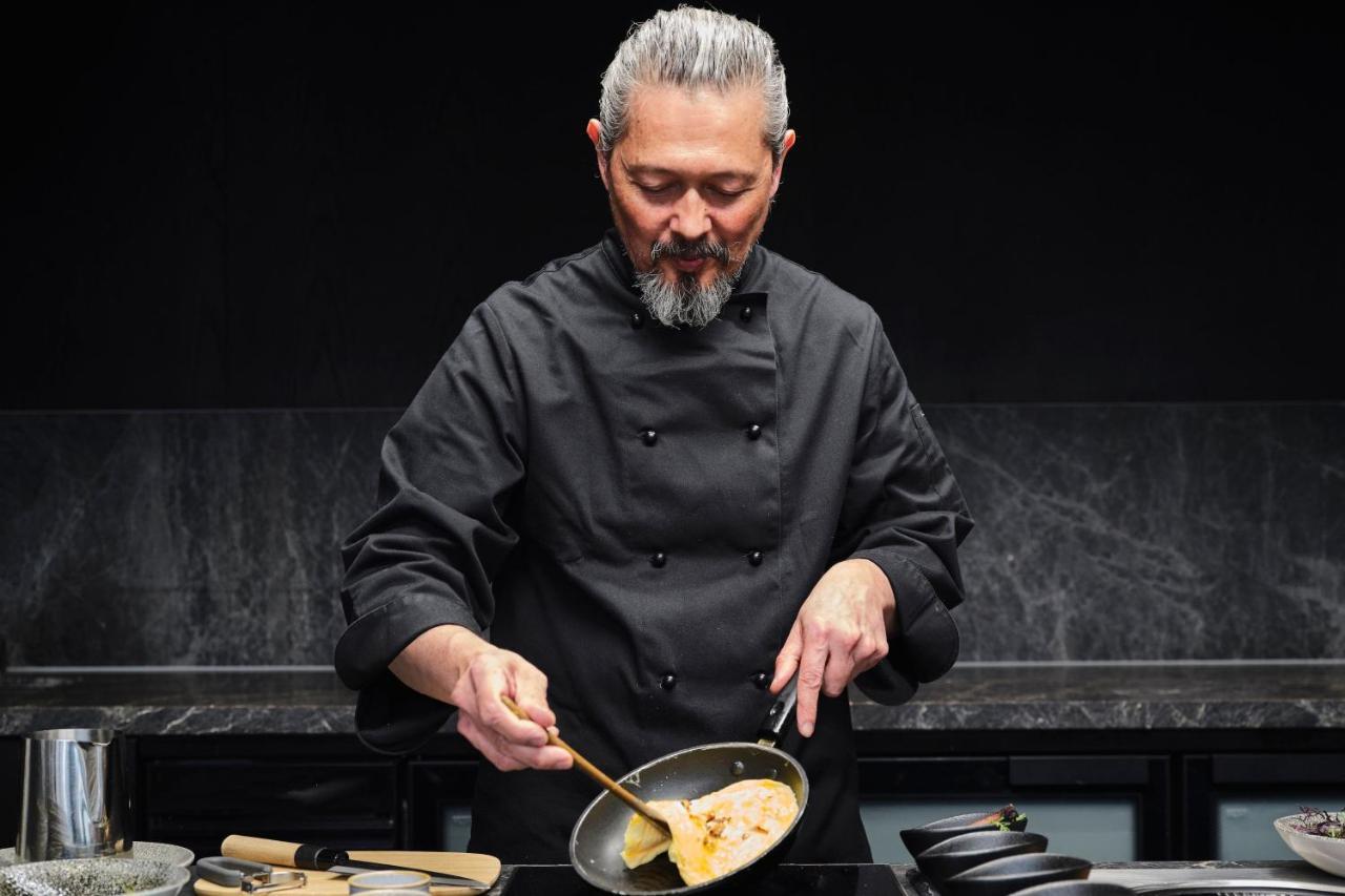 Melbourne Marriott Hotel Docklands المظهر الخارجي الصورة Chef preparing food