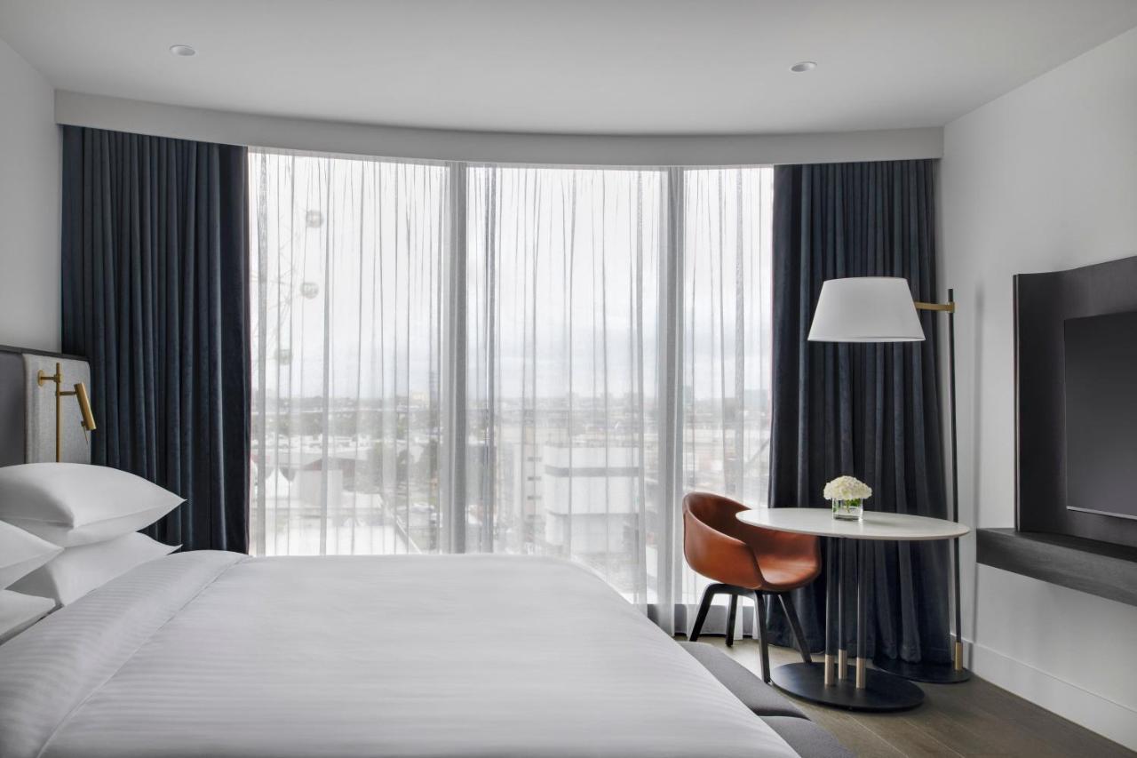 Melbourne Marriott Hotel Docklands المظهر الخارجي الصورة A guest room at the hotel