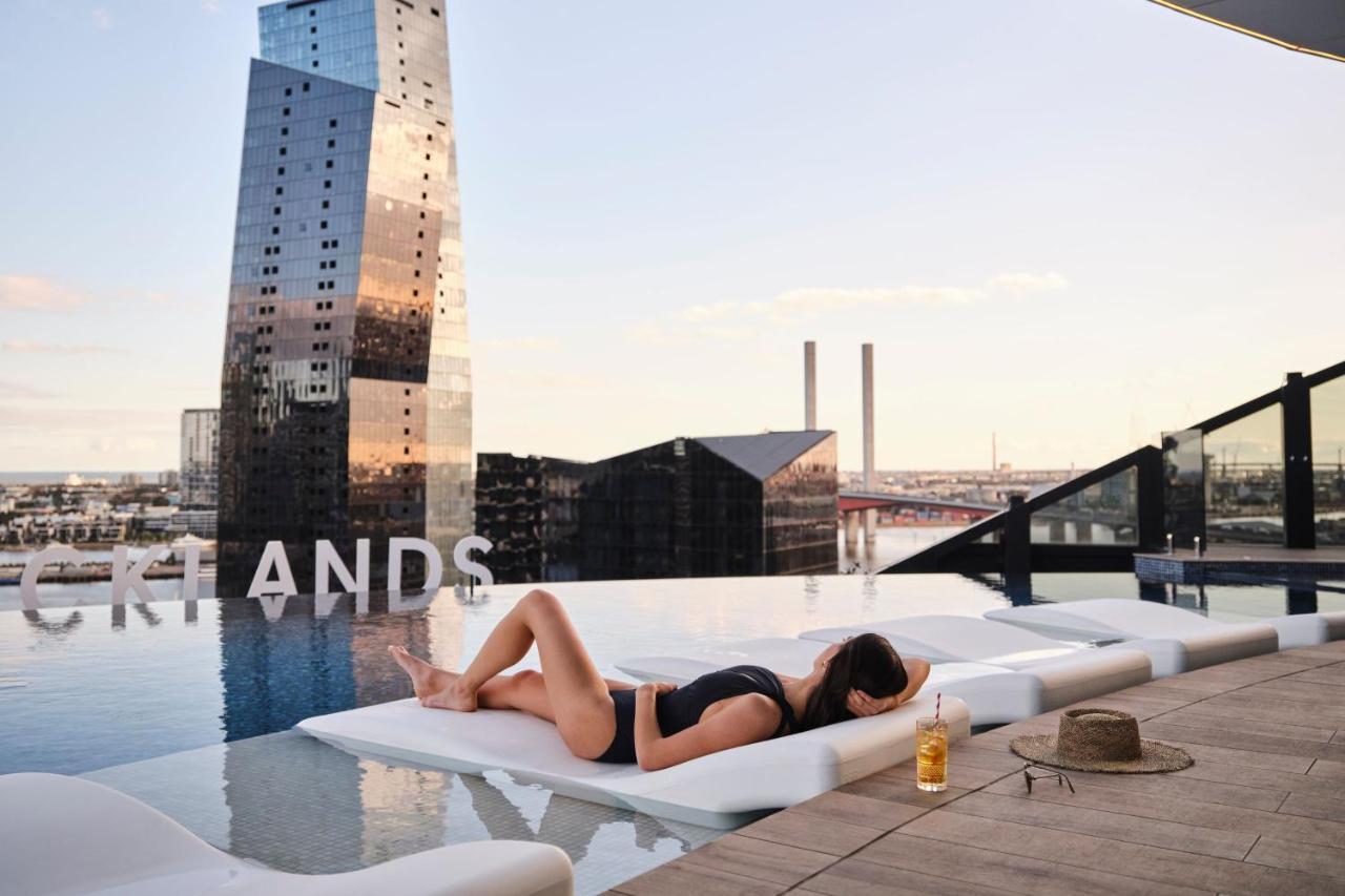 Melbourne Marriott Hotel Docklands المظهر الخارجي الصورة The rooftop pool at the Standard East Village