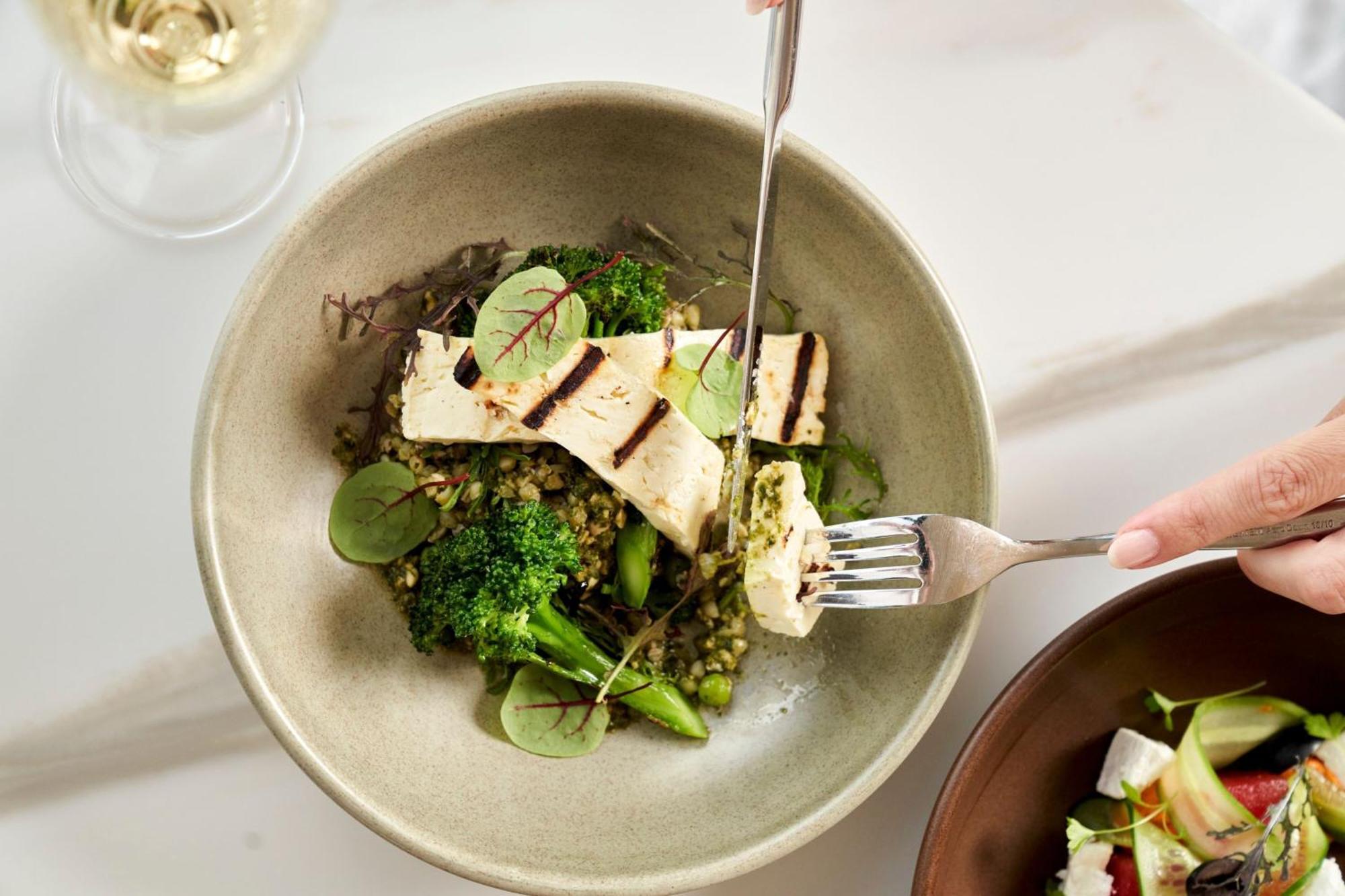Melbourne Marriott Hotel Docklands المظهر الخارجي الصورة A salad with quinoa