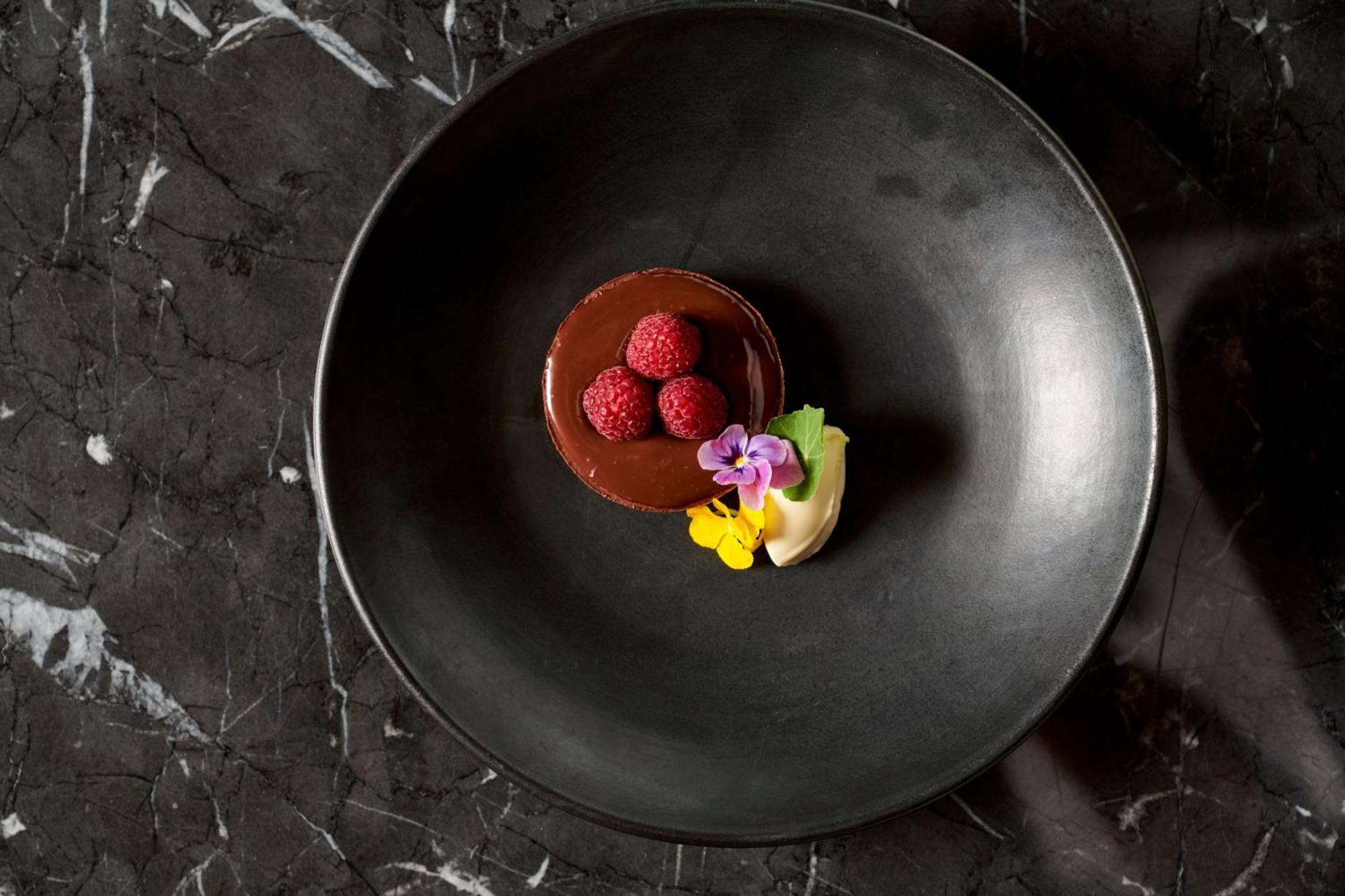 Melbourne Marriott Hotel Docklands المظهر الخارجي الصورة A chocolate dessert