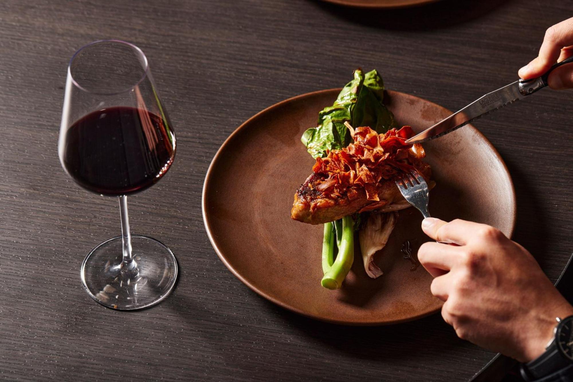 Melbourne Marriott Hotel Docklands المظهر الخارجي الصورة A wine glass