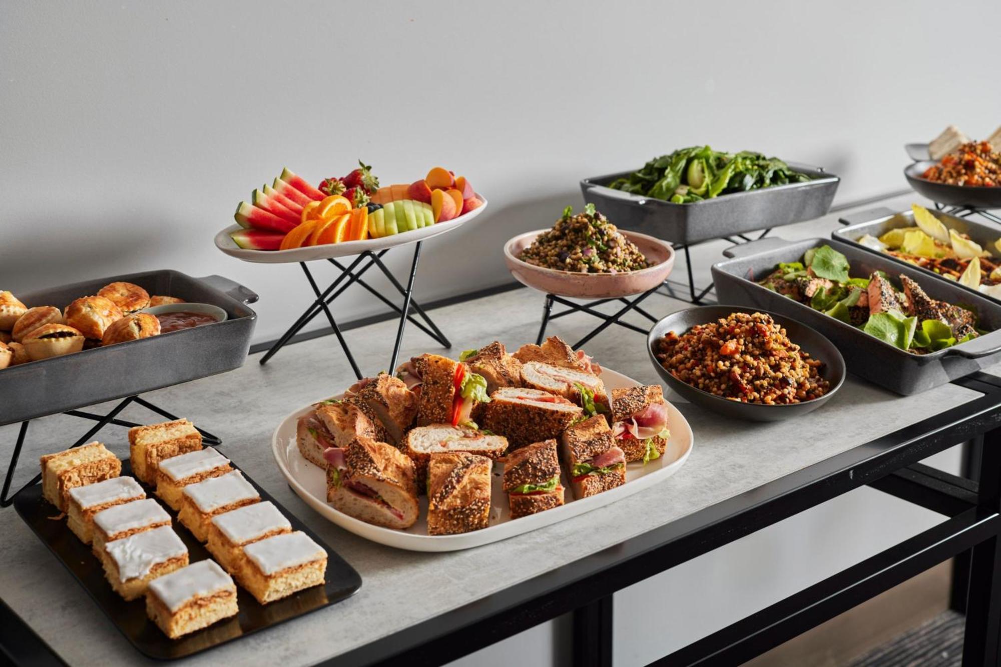 Melbourne Marriott Hotel Docklands المظهر الخارجي الصورة A buffet