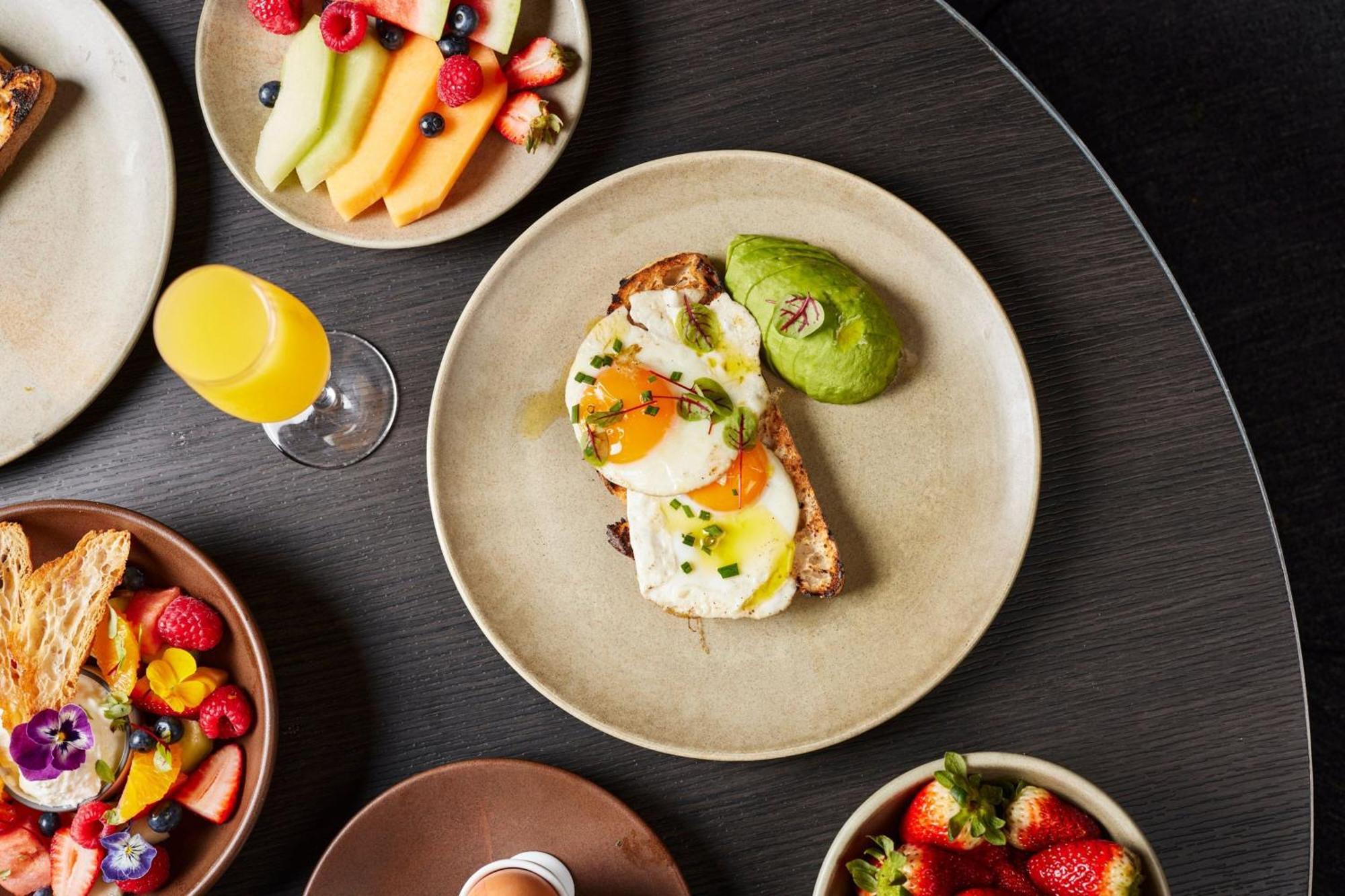 Melbourne Marriott Hotel Docklands المظهر الخارجي الصورة Avocado and egg on toast
