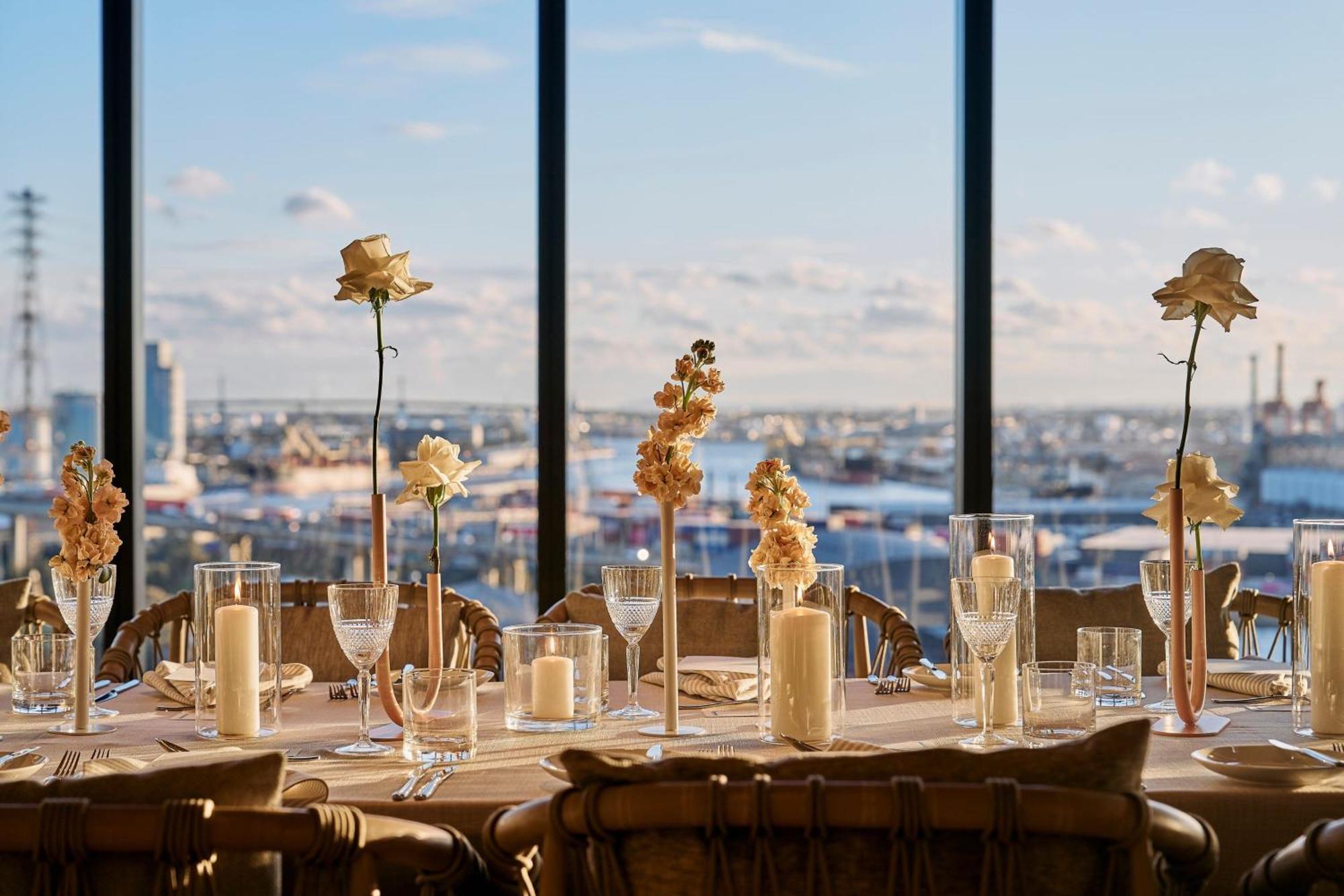 Melbourne Marriott Hotel Docklands المظهر الخارجي الصورة The view from the 360° Restaurant