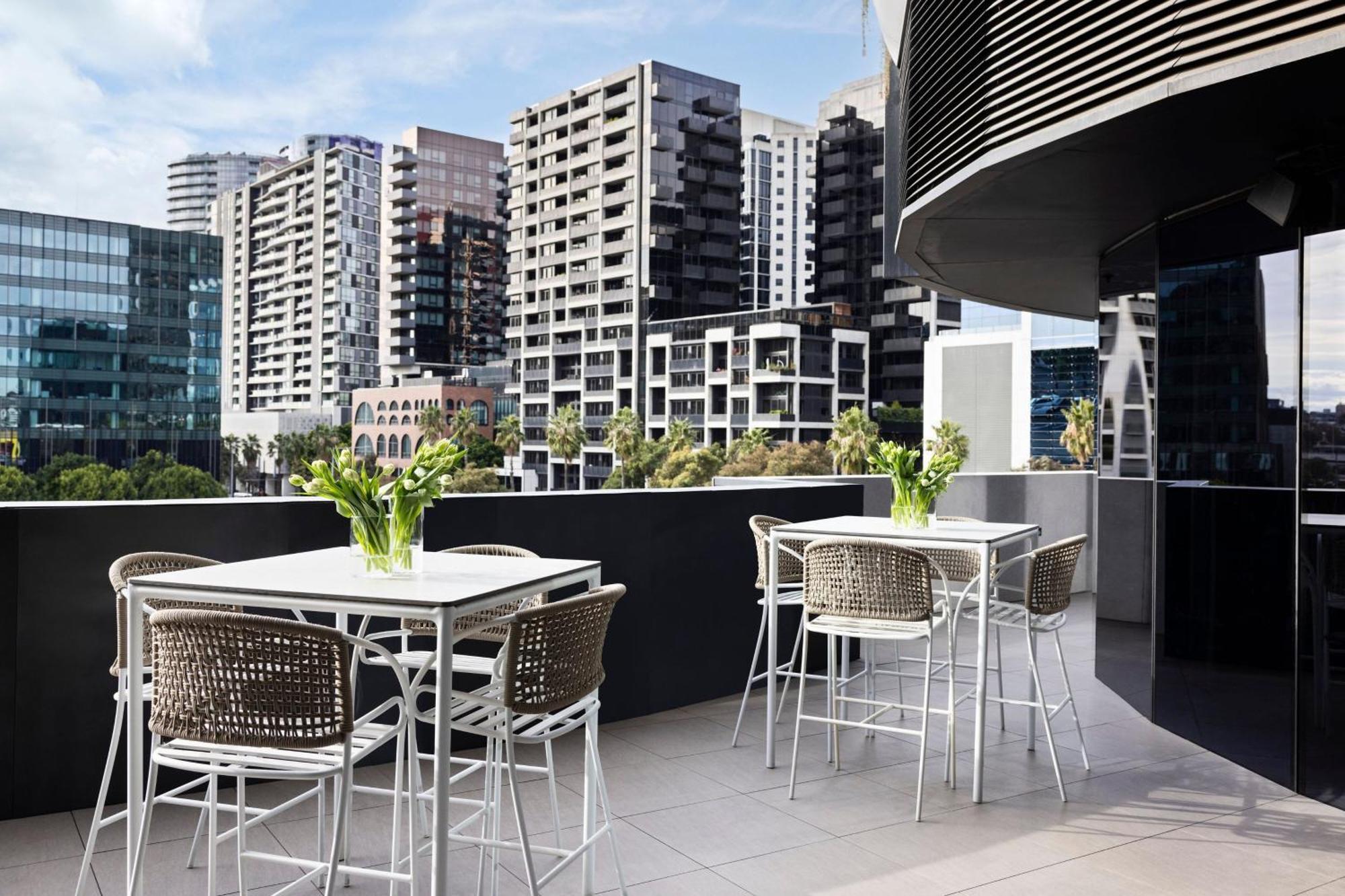 Melbourne Marriott Hotel Docklands المظهر الخارجي الصورة The rooftop bar at the Hotel