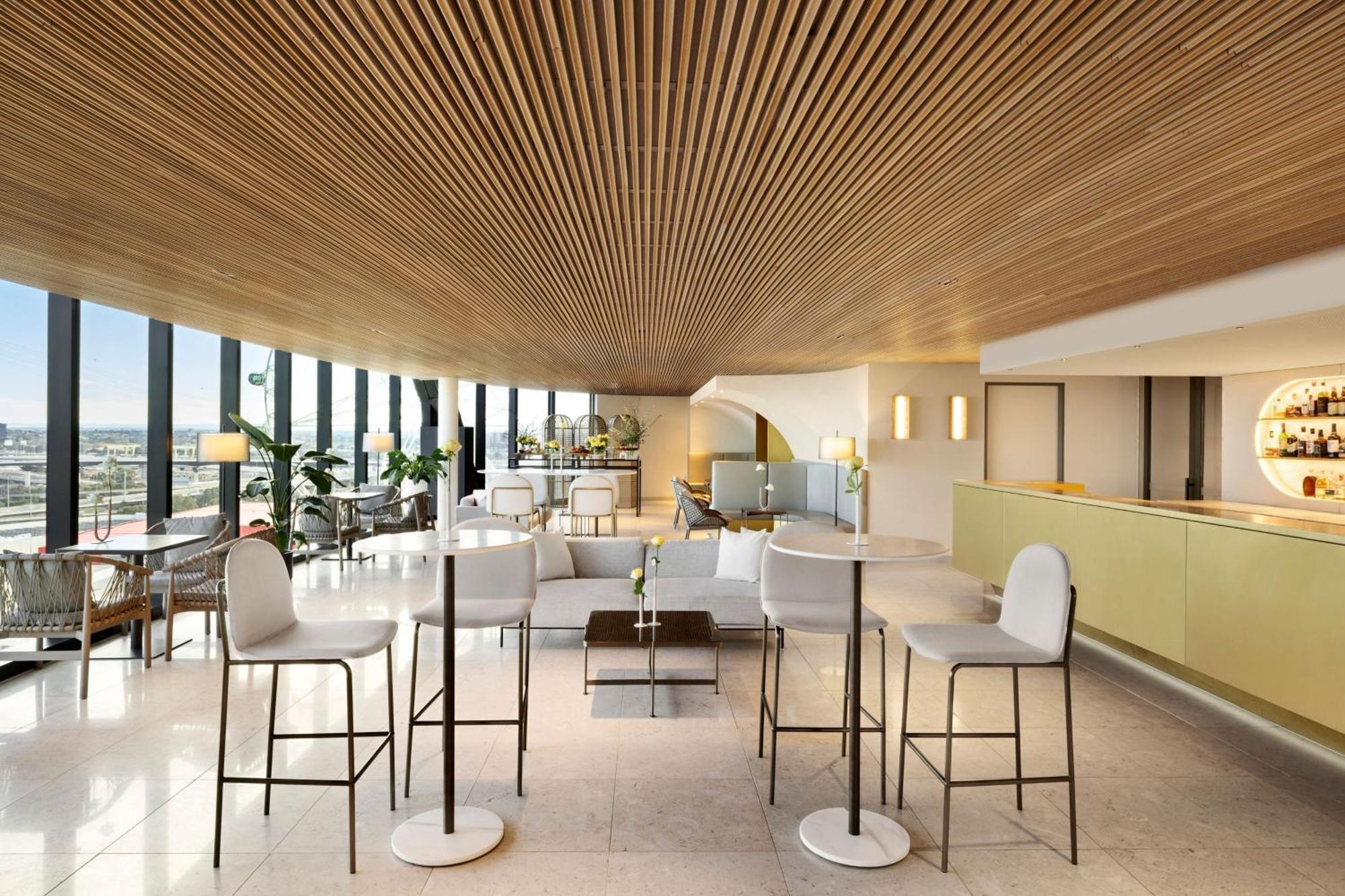 Melbourne Marriott Hotel Docklands المظهر الخارجي الصورة Club Lounge at the airport