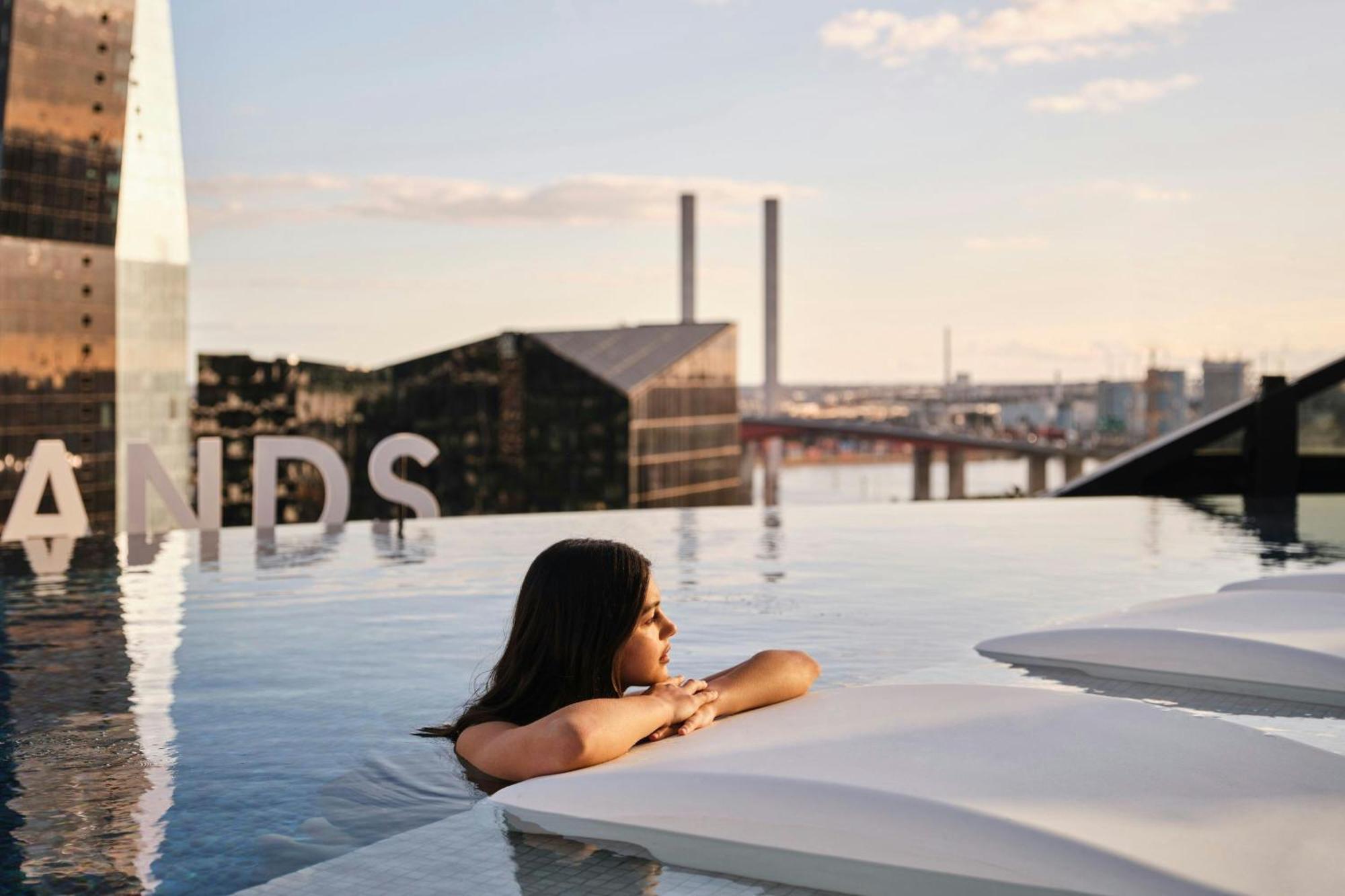 Melbourne Marriott Hotel Docklands المظهر الخارجي الصورة Skyline pool